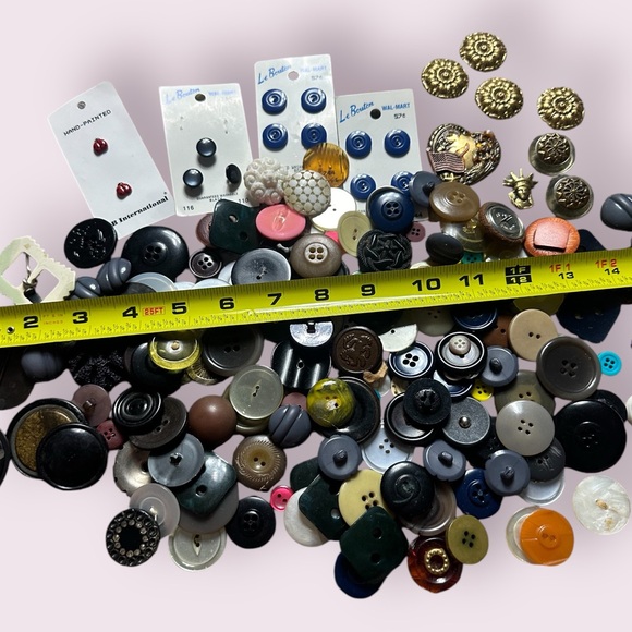 Large Lot Of Vtg Buttons For Sewing Crafts Scrapbooks Mix Of Sizes & Colors - Picture 15 of 16